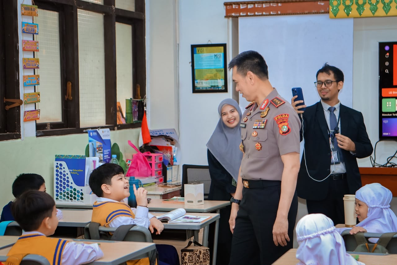 Polisi Peduli Pendidikan, Kapolda Metro Jaya Sapa Pelajar dan Dorong Literasi AI Sejak Dini