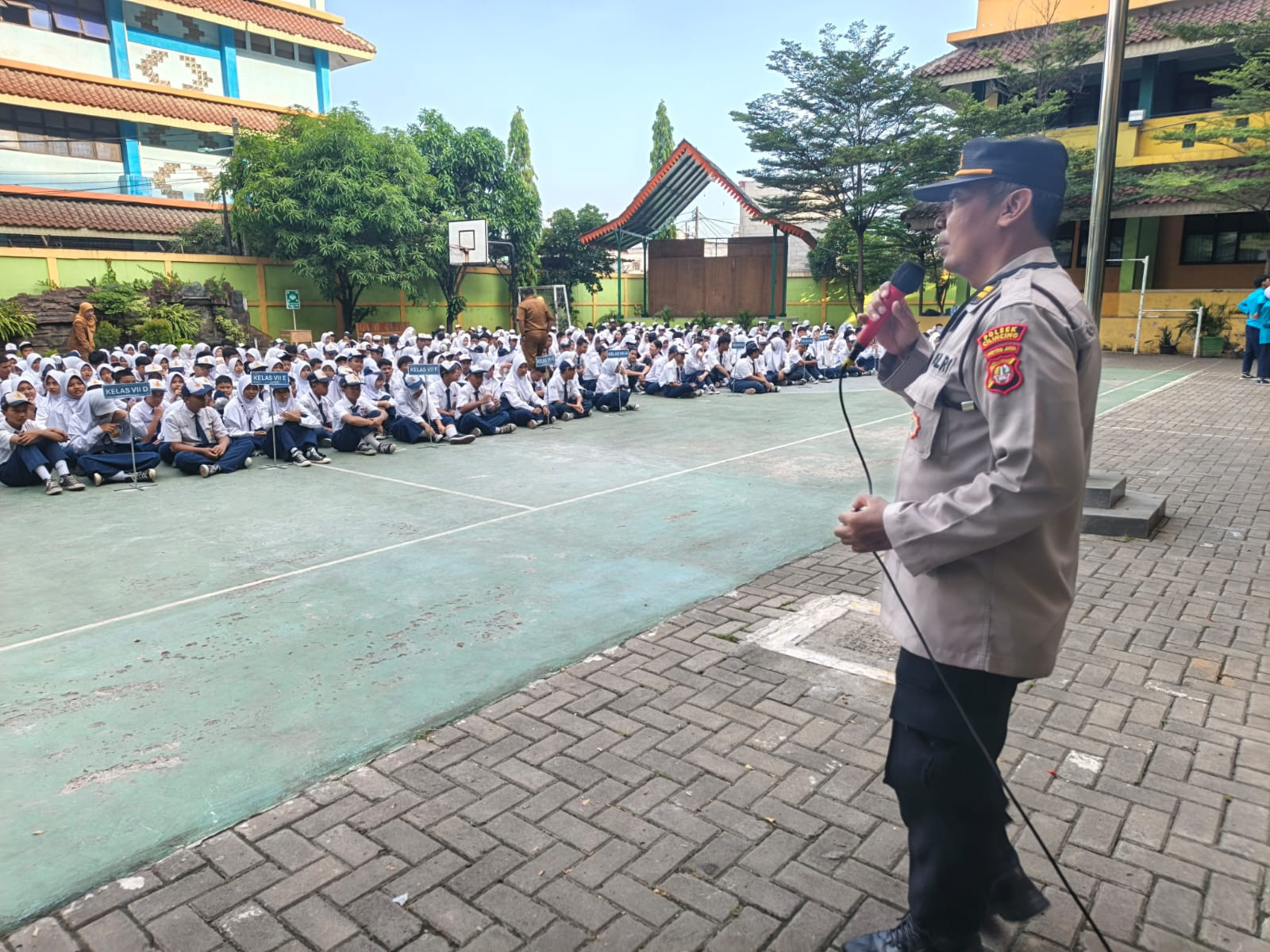 Polisi Jadi Inspektur Upacara di SMPN 244 Jakarta, Tekankan Bahaya Tawuran, Narkoba, dan Bullying