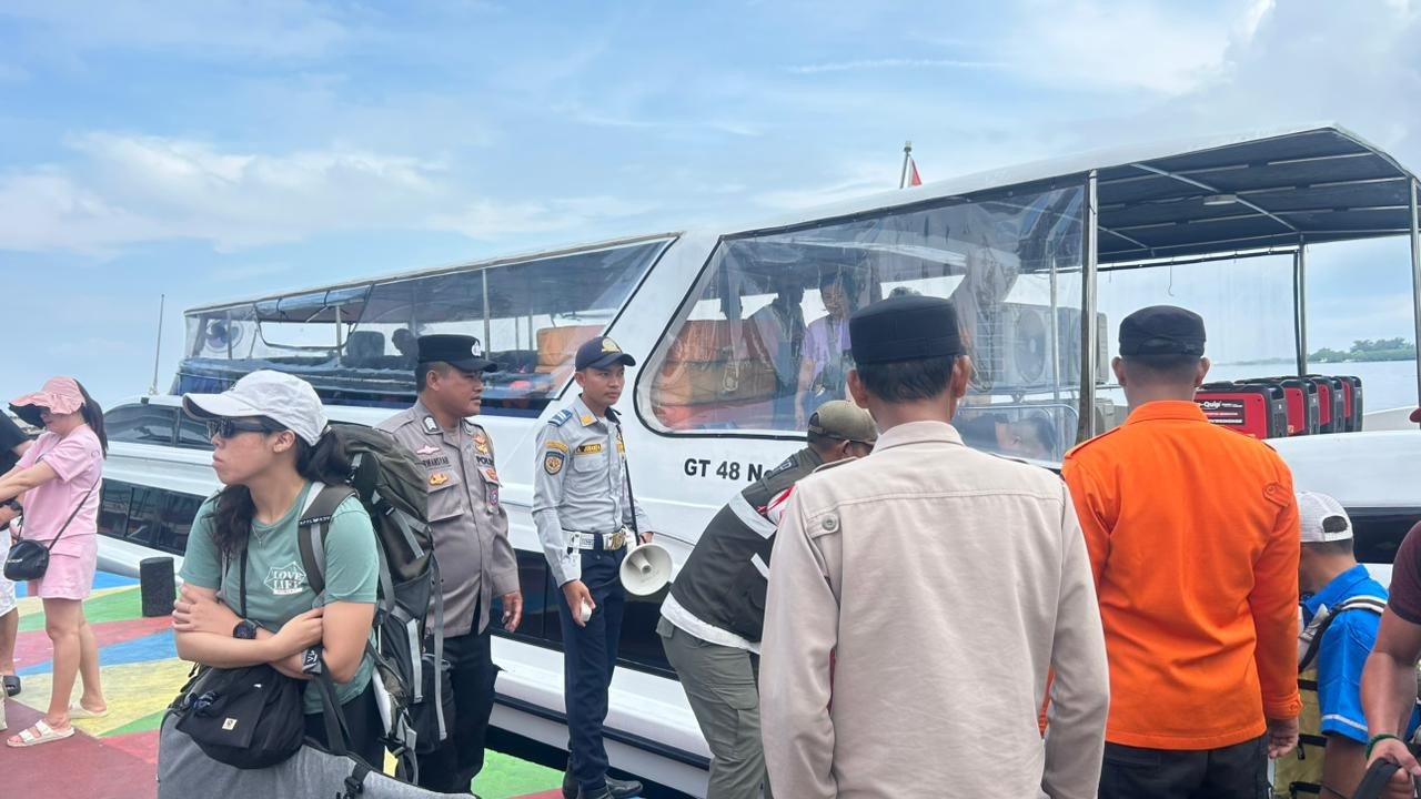 Anggota Pos Pam Ops Ketupat Jaya 2026 Polres Kepulauan Seribu Amankan Dermaga, Bantu Penumpang dan Cegah Narkoba, Hubungi 110 Saat Darurat
