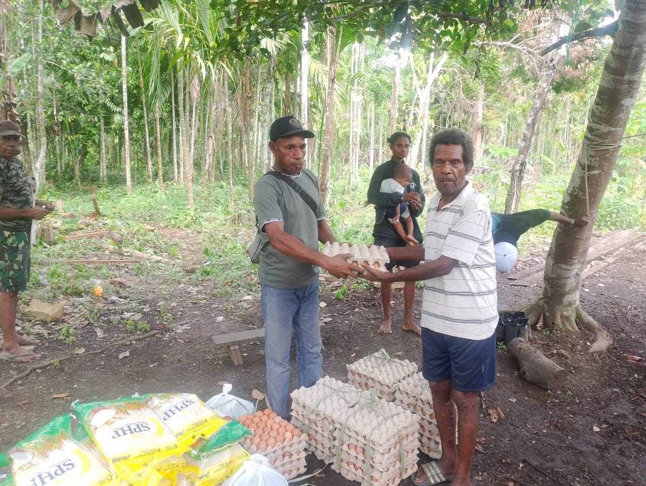 Pererat Kebersamaan, Kepala Suku Kampung Suskun Gelar Nobar Piala Dunia dan Bagikan Sembako