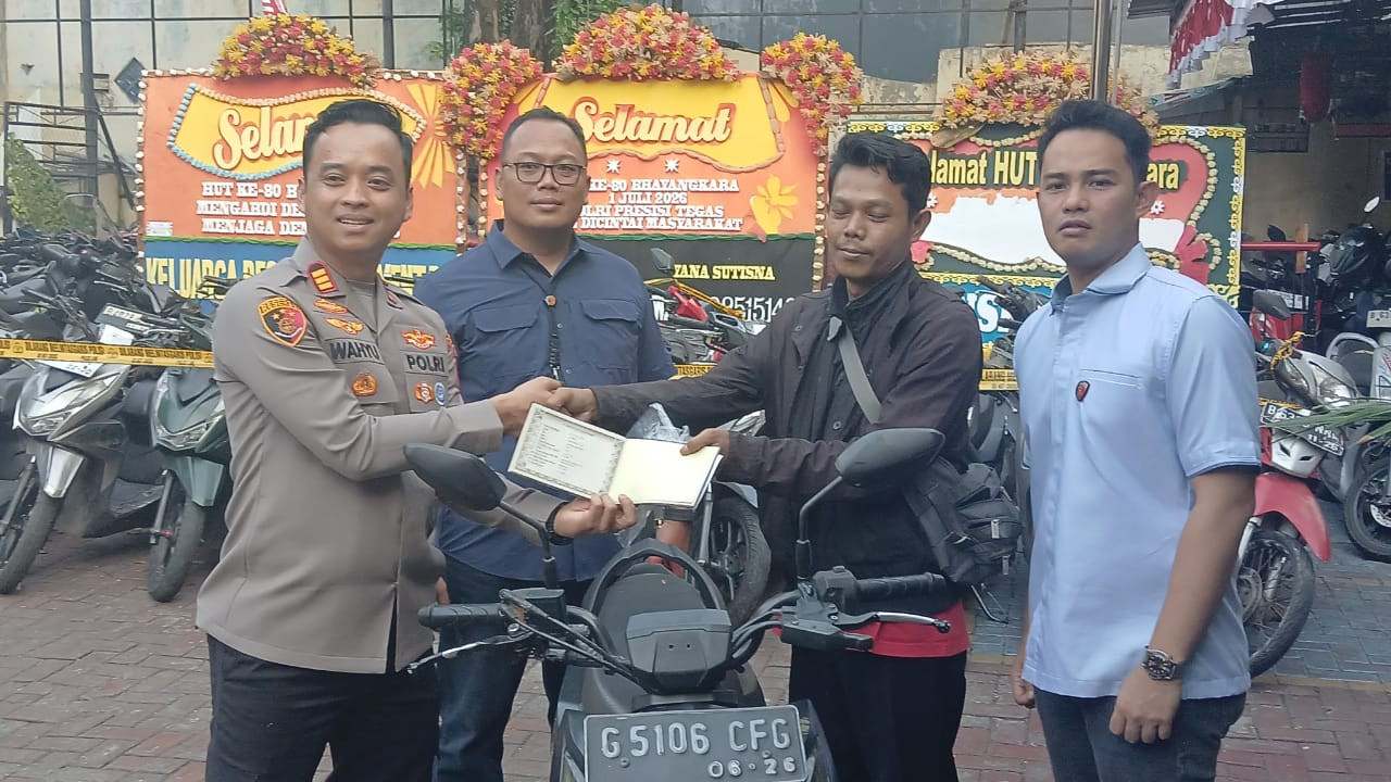 Polsek Tambora Kembalikan Motor Hasil Penyelundupan Kepada Korbanya
