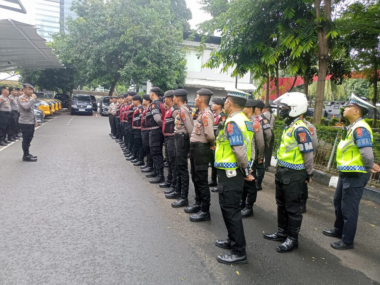 Polda Metro Jaya Gelar Patroli Sore di Sejumlah Titik Keramaian Jakarta