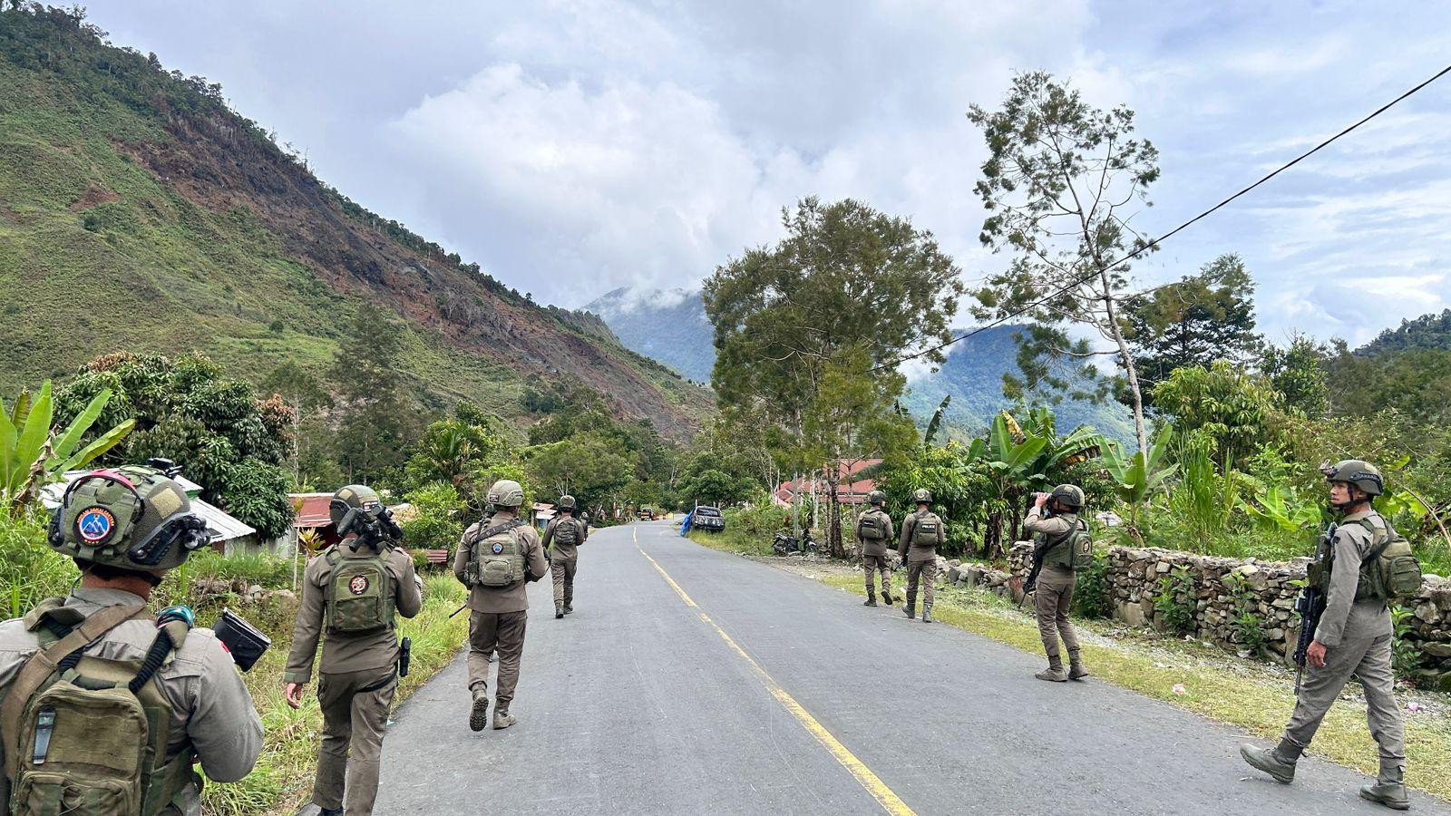 Patroli Jalan Kaki, Personel Ops Damai Cartenz Perkuat Keamanan dan Jalin Kedekatan dengan Warga Puncak Jaya