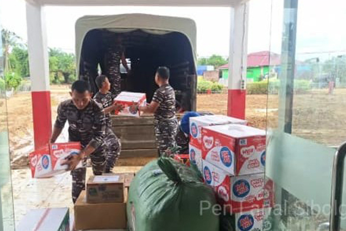 Lanal Sibolga Distribusikan Bantuan Untuk Korban Longsor dan Banjir di Sibolga-Tapanuli Tengah
