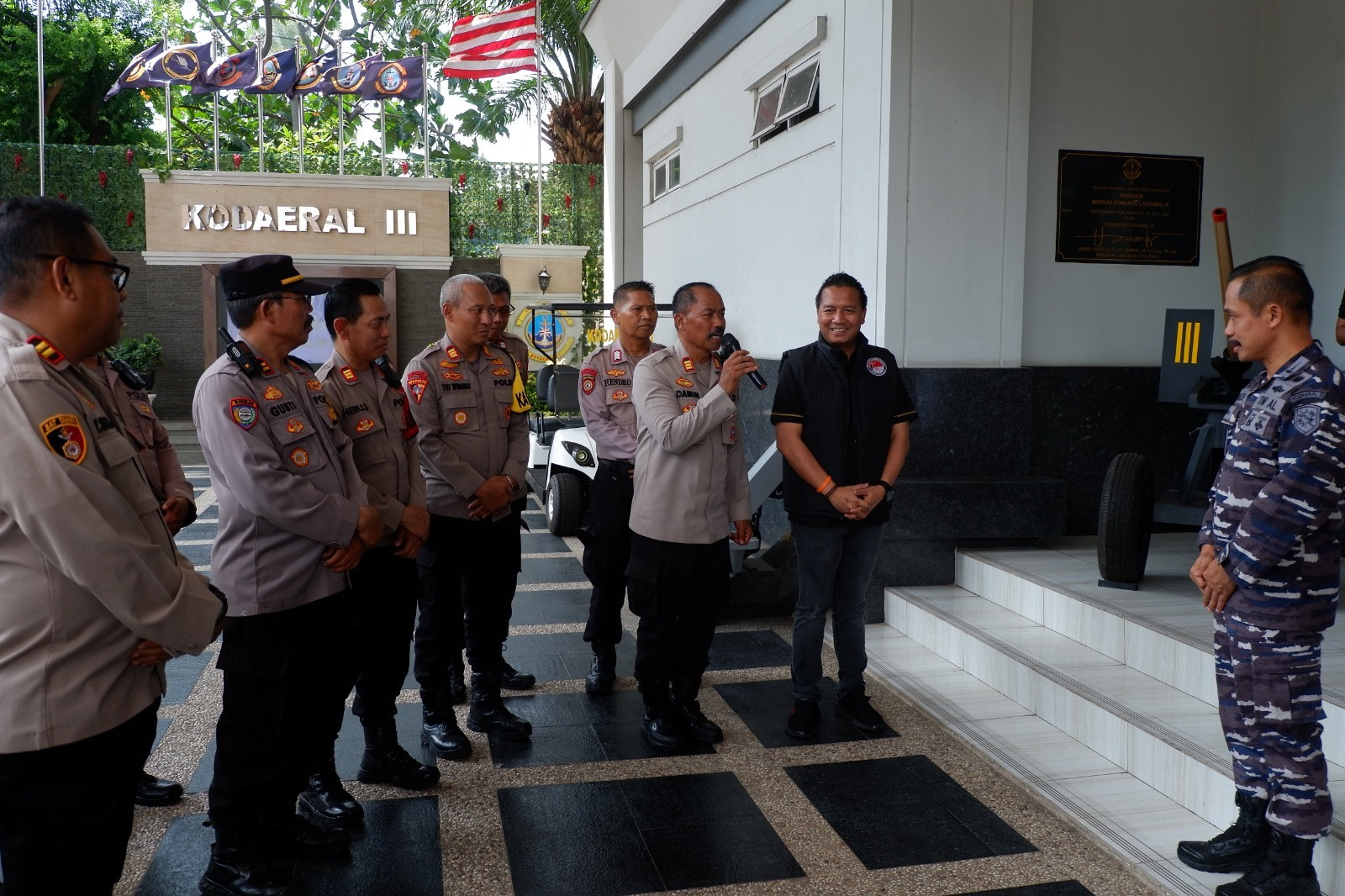 Polres Metro Jakarta Utara dan Polsek Pademangan Berikan Ucapan Selamat HUT TNI AL ke-80 di Mako Kodaeral III