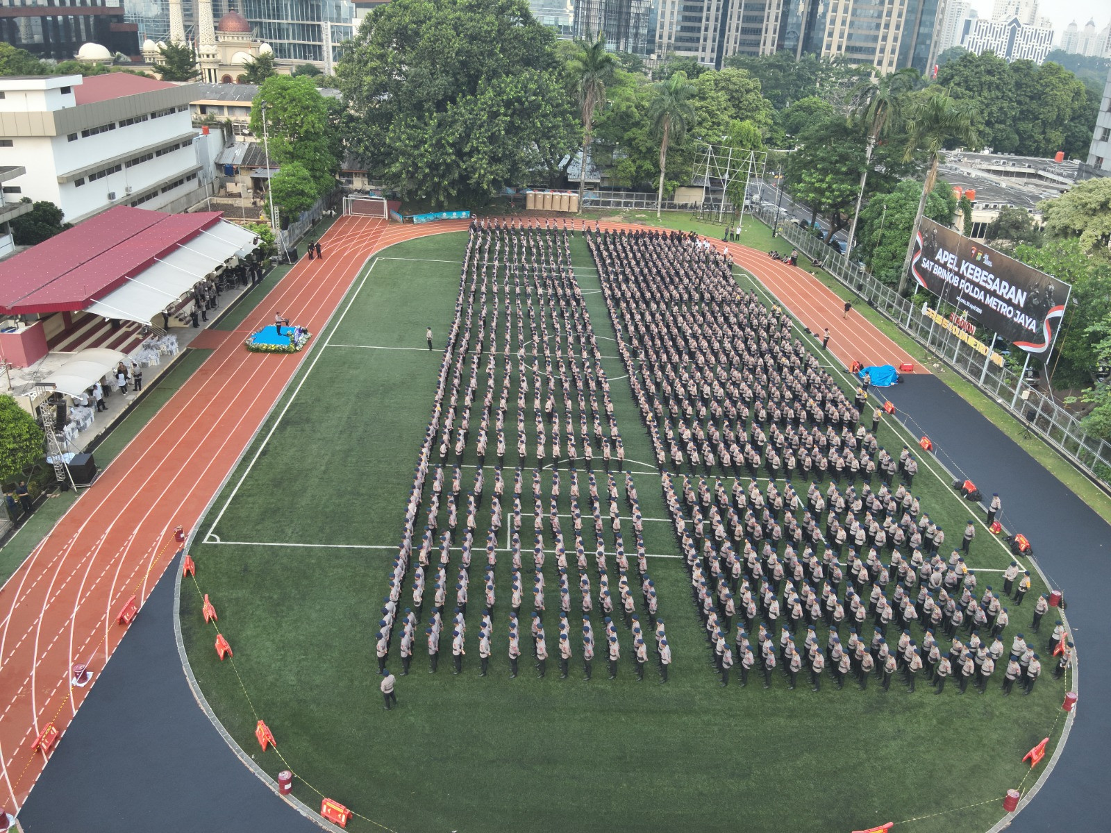 Kapolda Metro Jaya Pimpin Apel 2.098 Personel Brimob di Stadion Presisi, Tekankan Sikap Disiplin dan Humanis