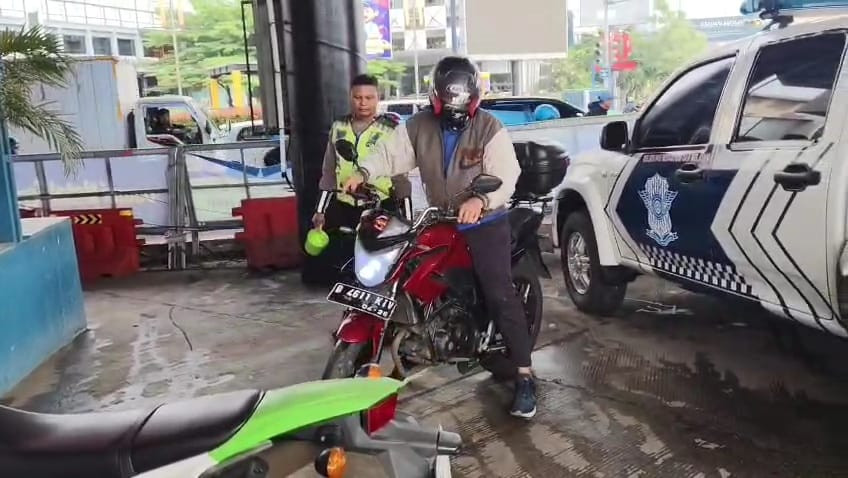 Respon Cepat Personel Satlantas Polres Metro Bekasi Kota Bantu Pengendara Motor Mogok di Simpang BCP