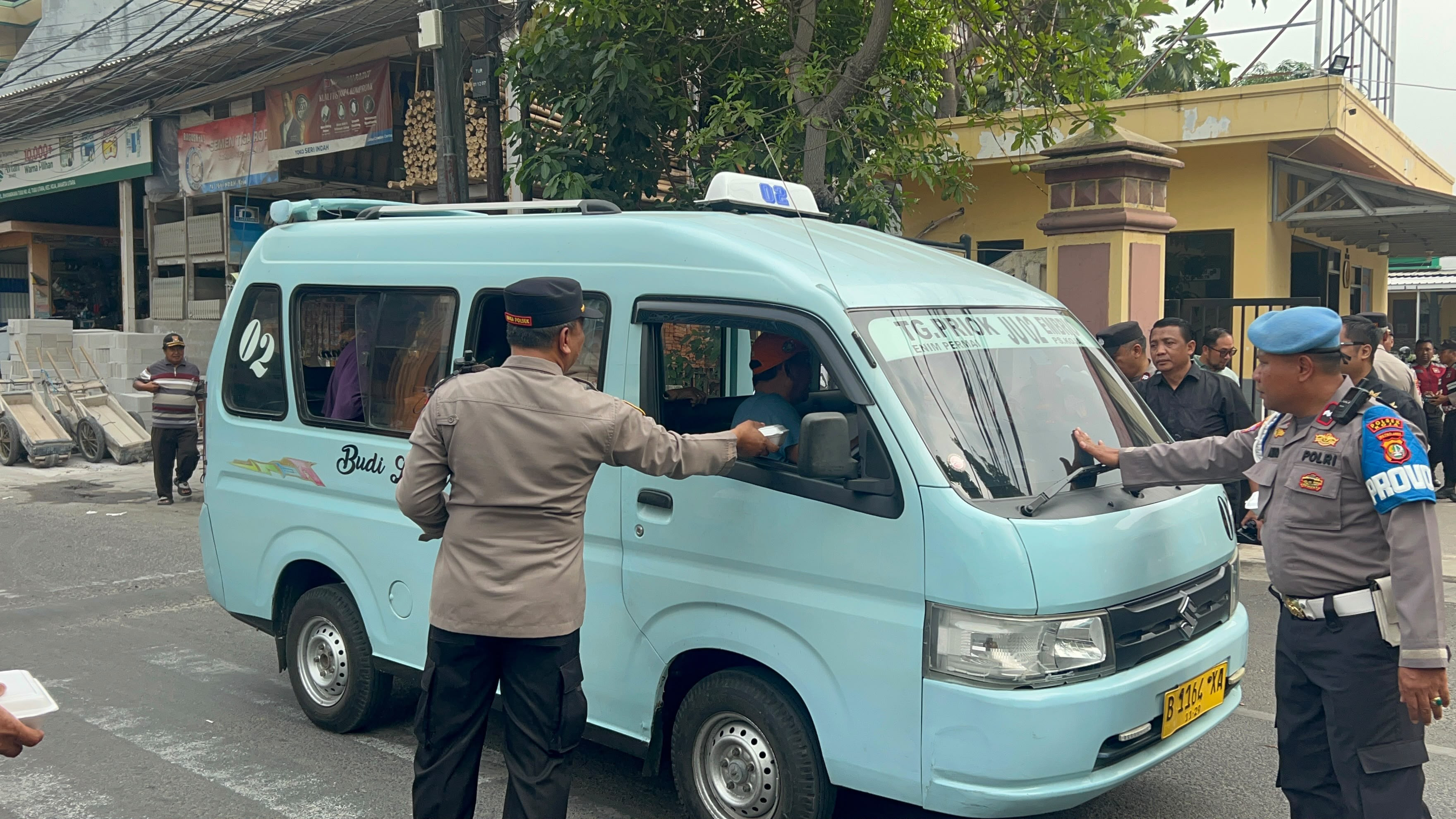 Polsek Koja Tebar Kepedulian, Bagikan 50 Nasi Bungkus kepada Warga Lewat Jumat Peduli