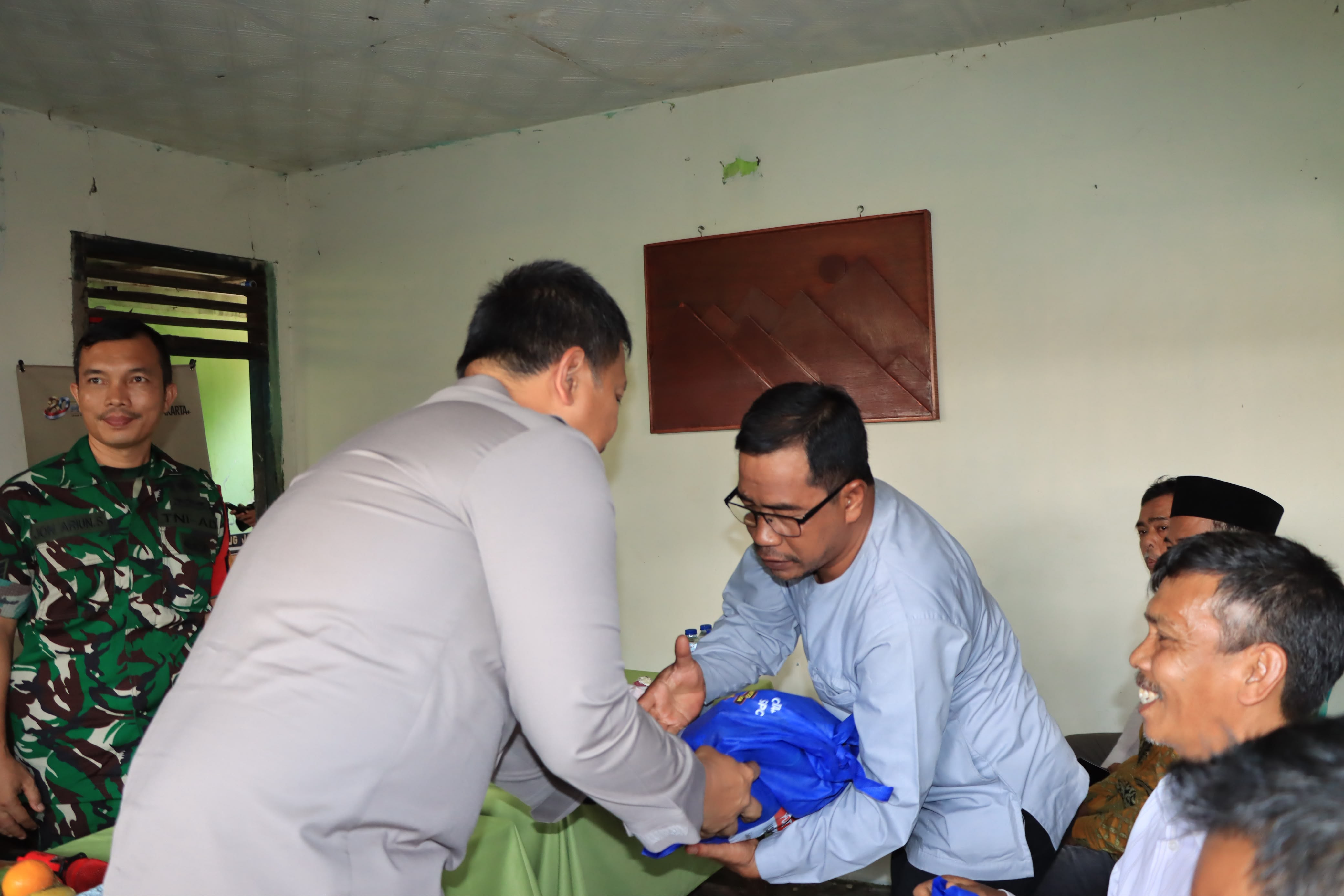 Program Jaga Jakarta On The Spot Kapolres Metro Bekasi Kota: Serap Aspirasi Warga Bantar Gebang dan Gandeng Mahasiswa Cipayung Plus serta Bagikan Sembako