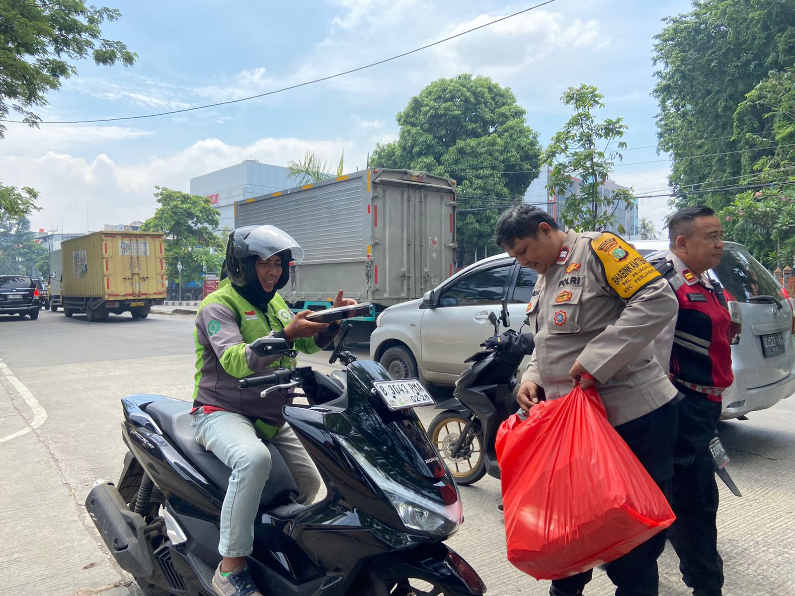 Polsek Metro Penjaringan Gelar Jumat Berkah, Bagikan Makanan Siap Saji untuk Warga & Pengemudi