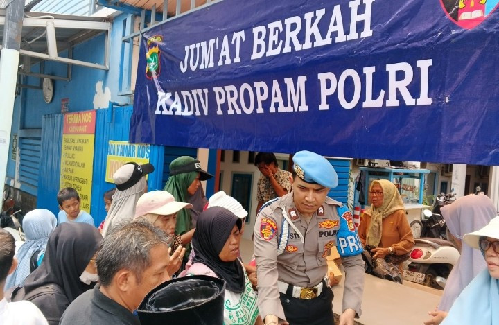 Jumat Berkah, Sie Propam Polres Metro Jakut Bagikan 200 Nasi Kotak Usai Salat Jumat
