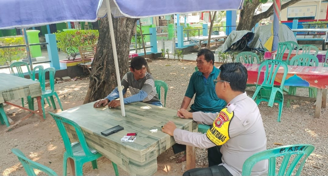 Bhabinkamtibmas Pulau Untung Jawa Sambang Warga, Ajak Jaga Kamtibmas dan Waspada Cuaca Buruk