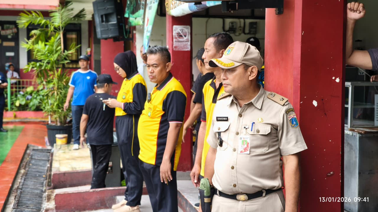 Polisi dan Warga Bersinergi Pulihkan Sekolah Terdampak Banjir di Pademangan