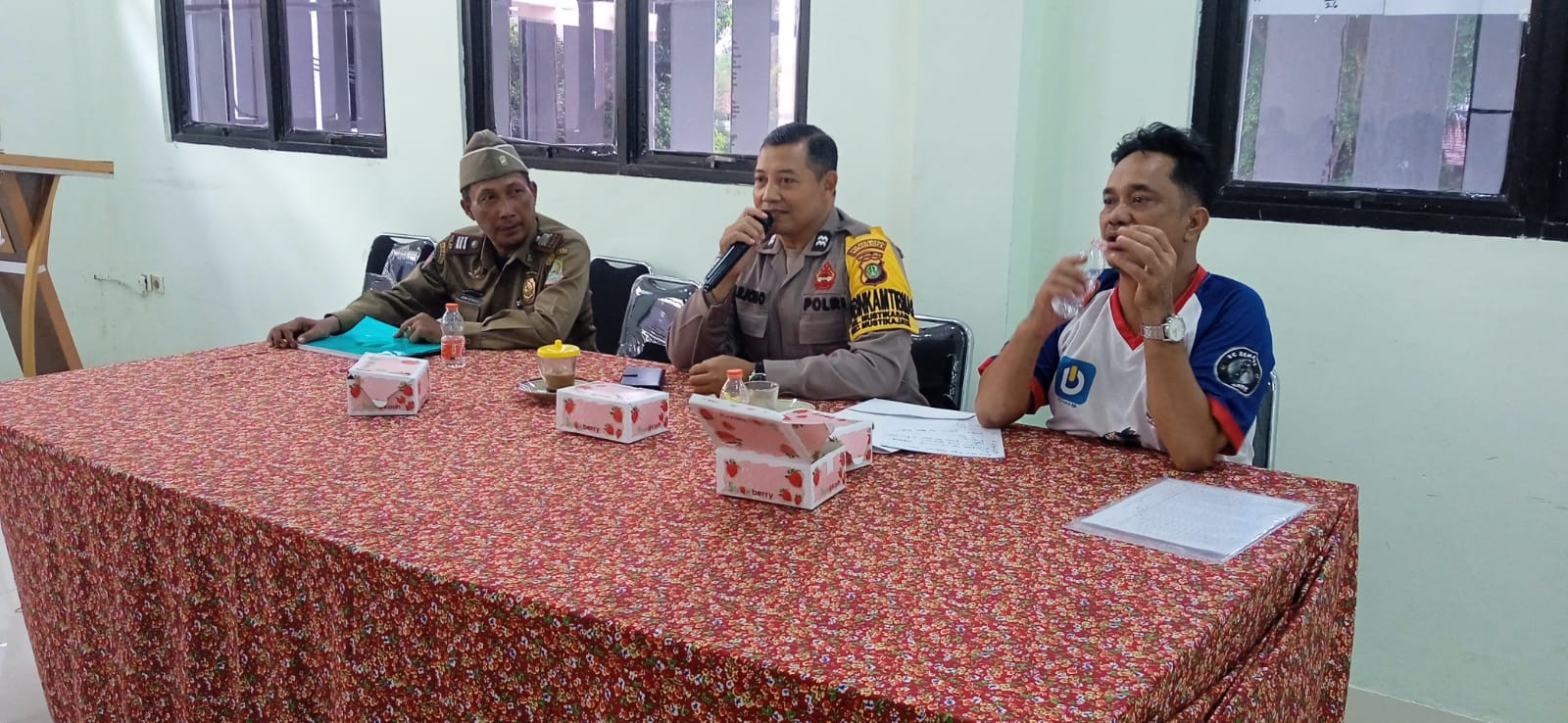 Perkuat Pengamanan Swakarsa, Bhabinkamtibmas Polsek Bantargebang Hadiri Pembinaan dan Pemilihan Danton Linmas Kelurahan Mustikasari
