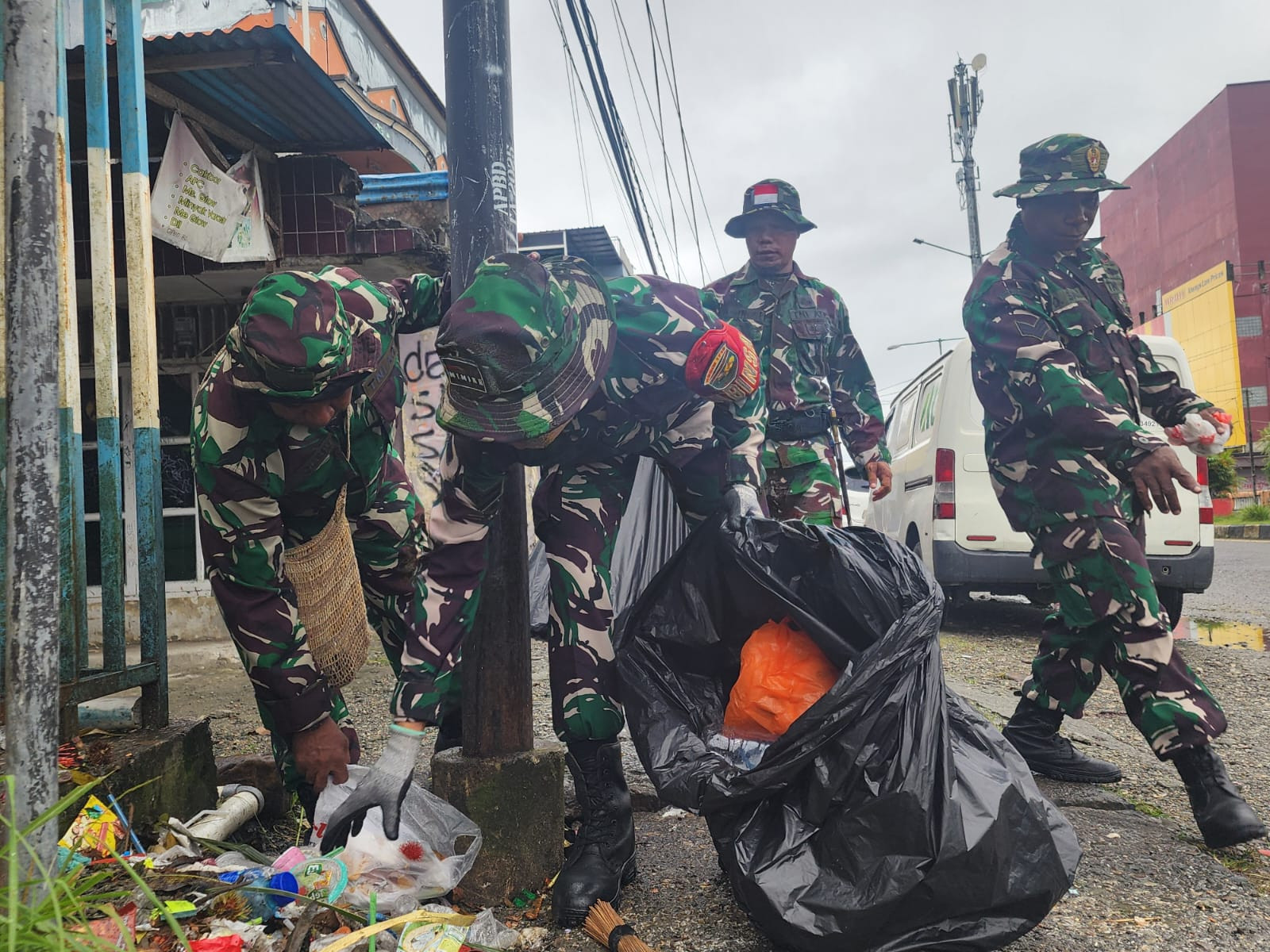 Semangat Gotong Royong, Kodim 1710/Mimika Bersihkan Lingkungan Bersama Masyarakat