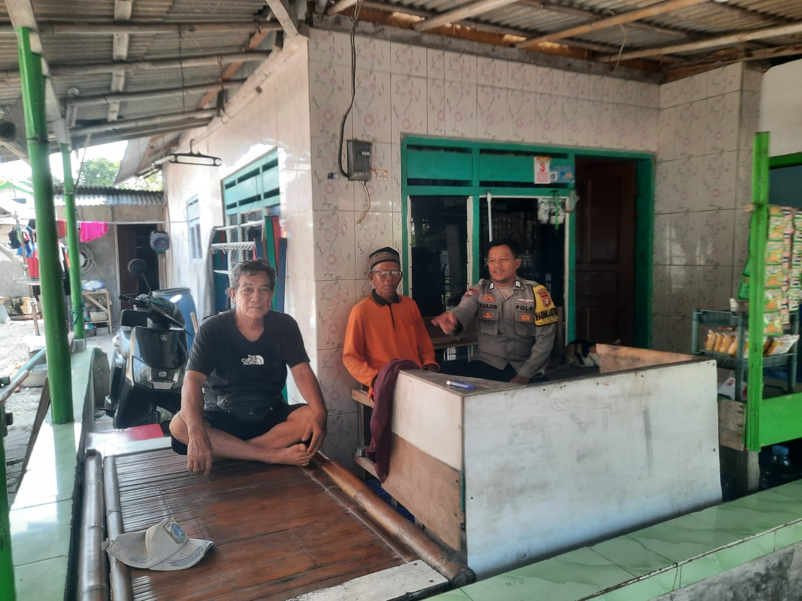 Bhabinkamtibmas Pulau Lancang Sosialisasikan Layanan Polisi 110, Ajak Warga Jaga Kamtibmas