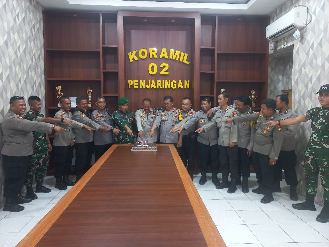 Polsek Pademangan Beri Kejutan Ulang Tahun ke-80 TNI di Mako Koramil Penjaringan