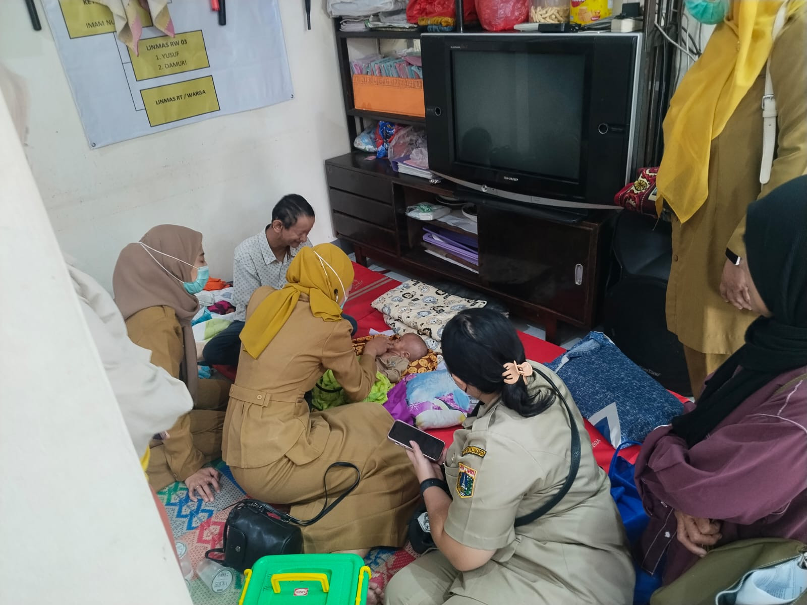 Polisi dan Tenaga Kesehatan Pantau Posko Pengungsian Banjir di Tugu Utara, Bayi 3 Bulan Dapat Pemeriksaan