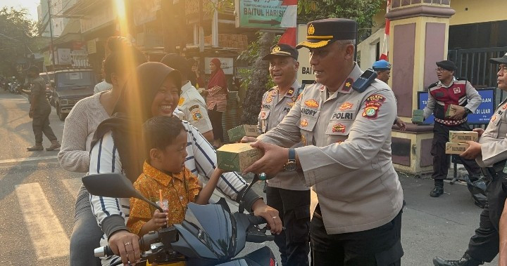 Polsek Koja Gelar Jumat Berkah, Bagikan Puluhan Nasi Kotak untuk Warga