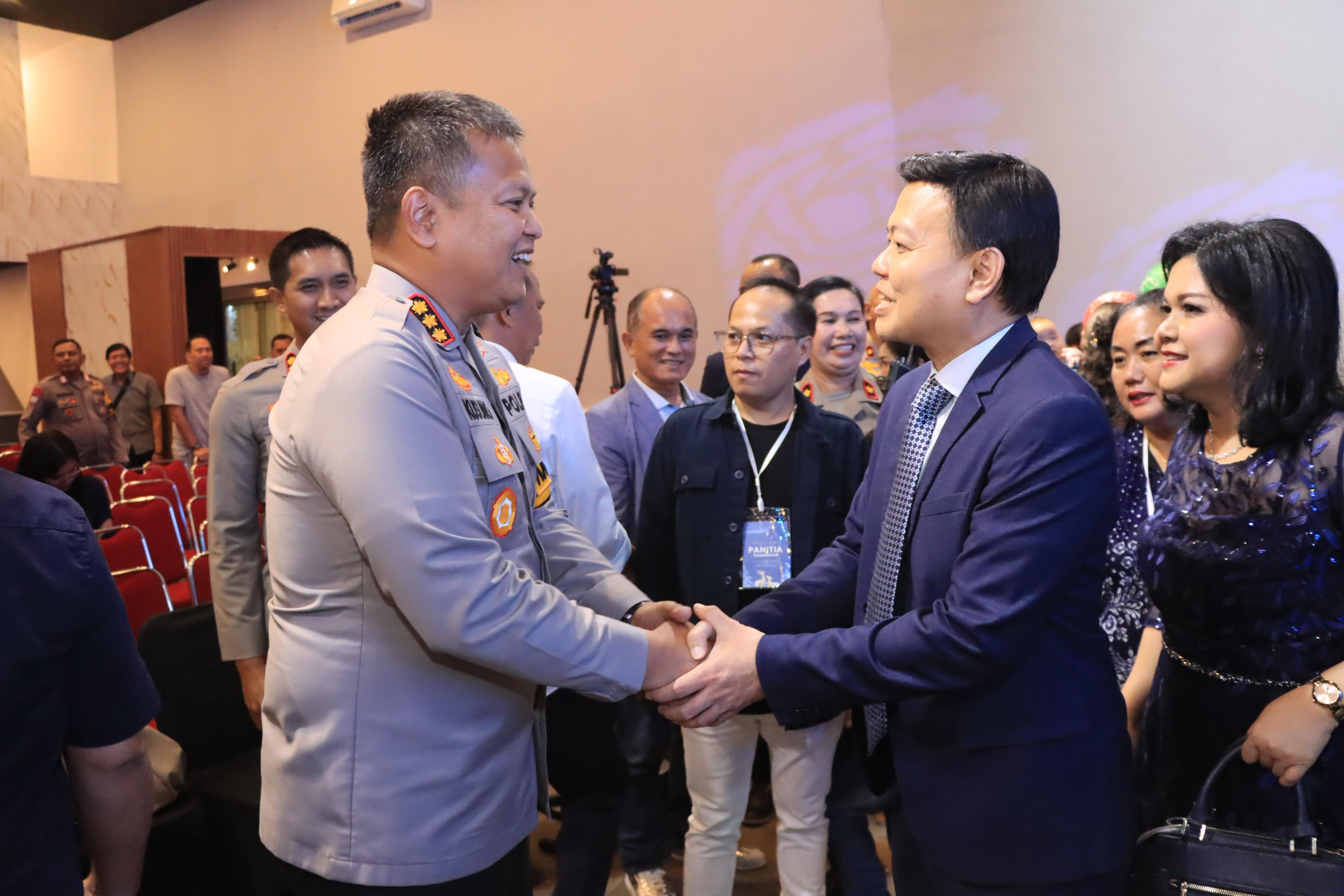 Hadirkan Rasa Aman Sambut Perayaan Natal, Kapolres Metro Bekasi Kota Cek Keamanan Gereja di Plaza Pondok Gede