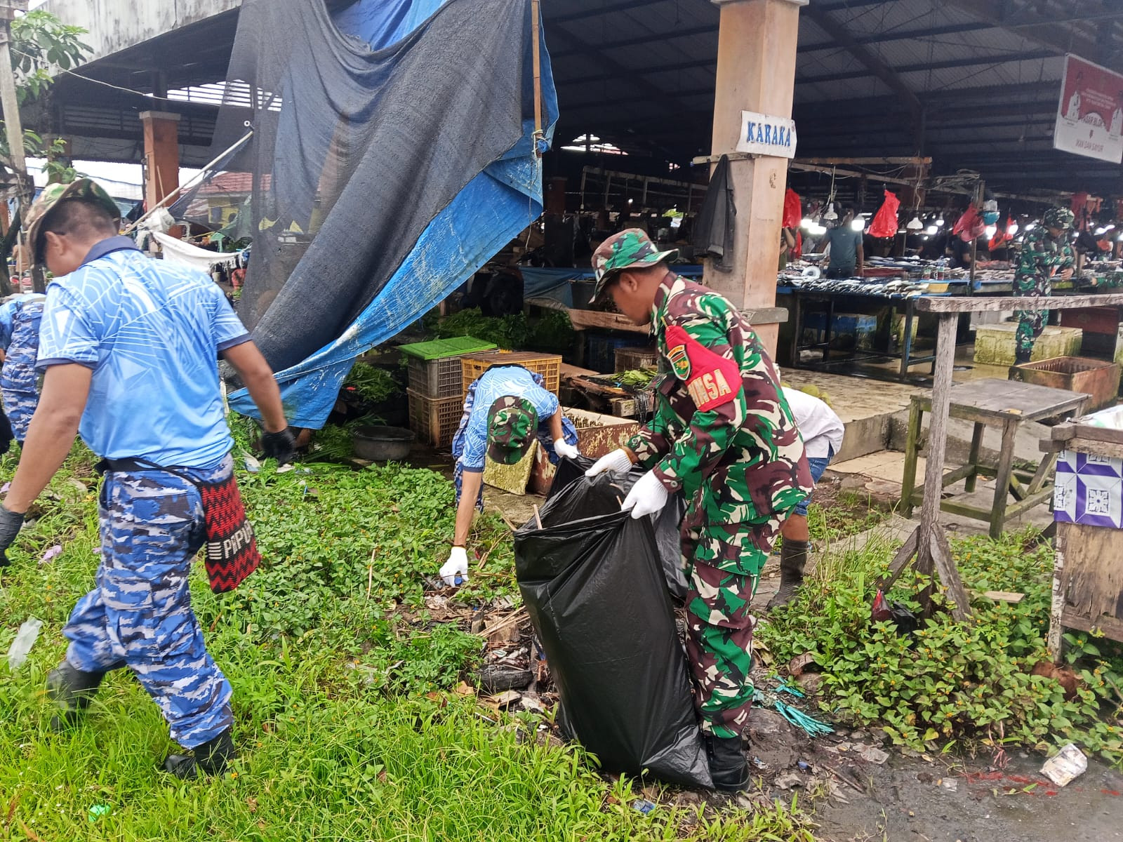 Jelang Peringatan HUT Ke-80 TNI Tahun 2025, Kodim 1710/Mimika bersama Satuan TNI-Polri dan Komponen Masyarakat Gelar Kegiatan Karya Bakti Pembersihan Lingkungan Pasar