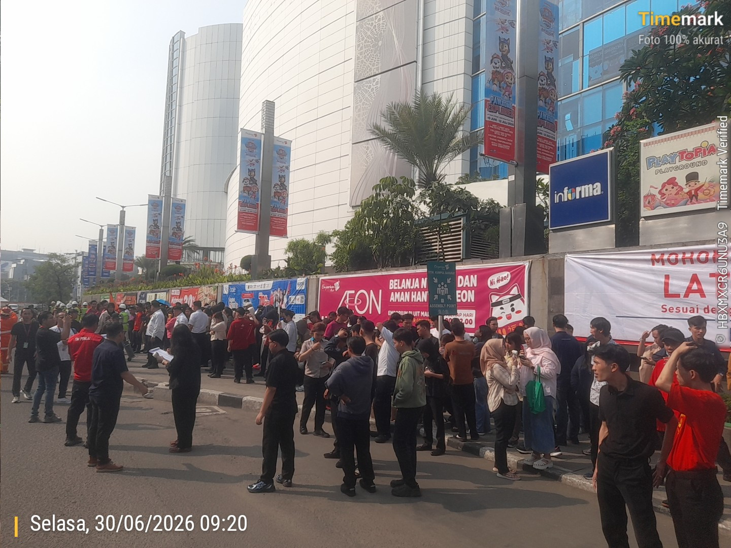 Polsek Metro Penjaringan Kawal Simulasi Evakuasi Kebakaran di Mall Emporium
