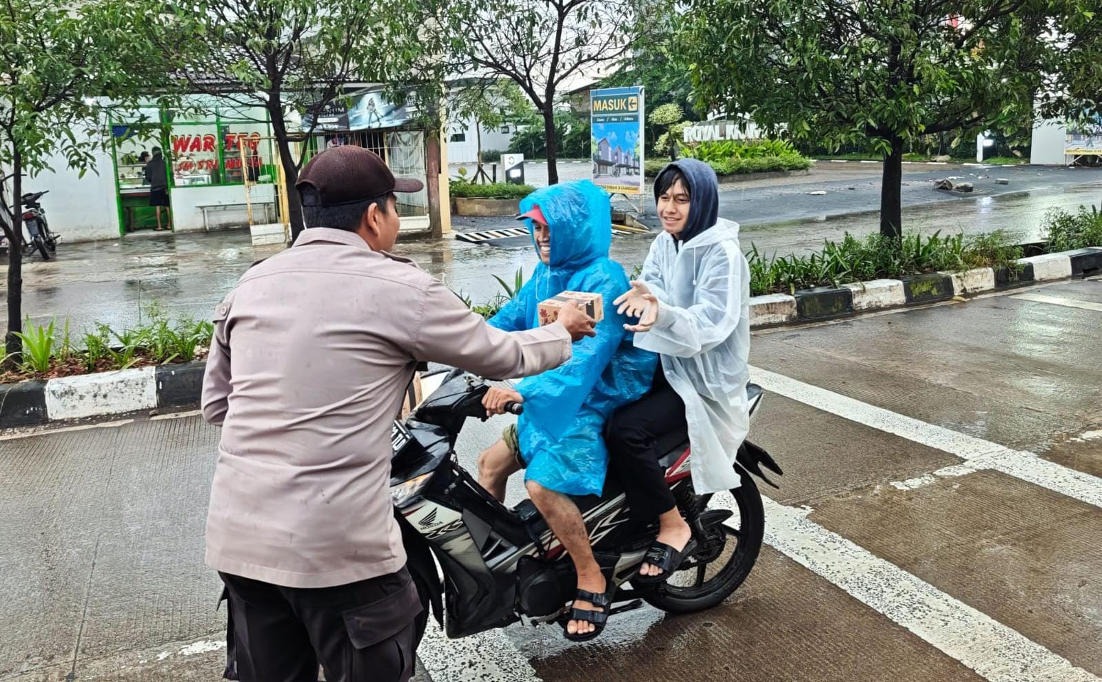 Polsek Jatisampurna Bagikan Takjil Ramadhan kepada Masyarakat dan Berikan Edukasi Tertib Lalu Lintas