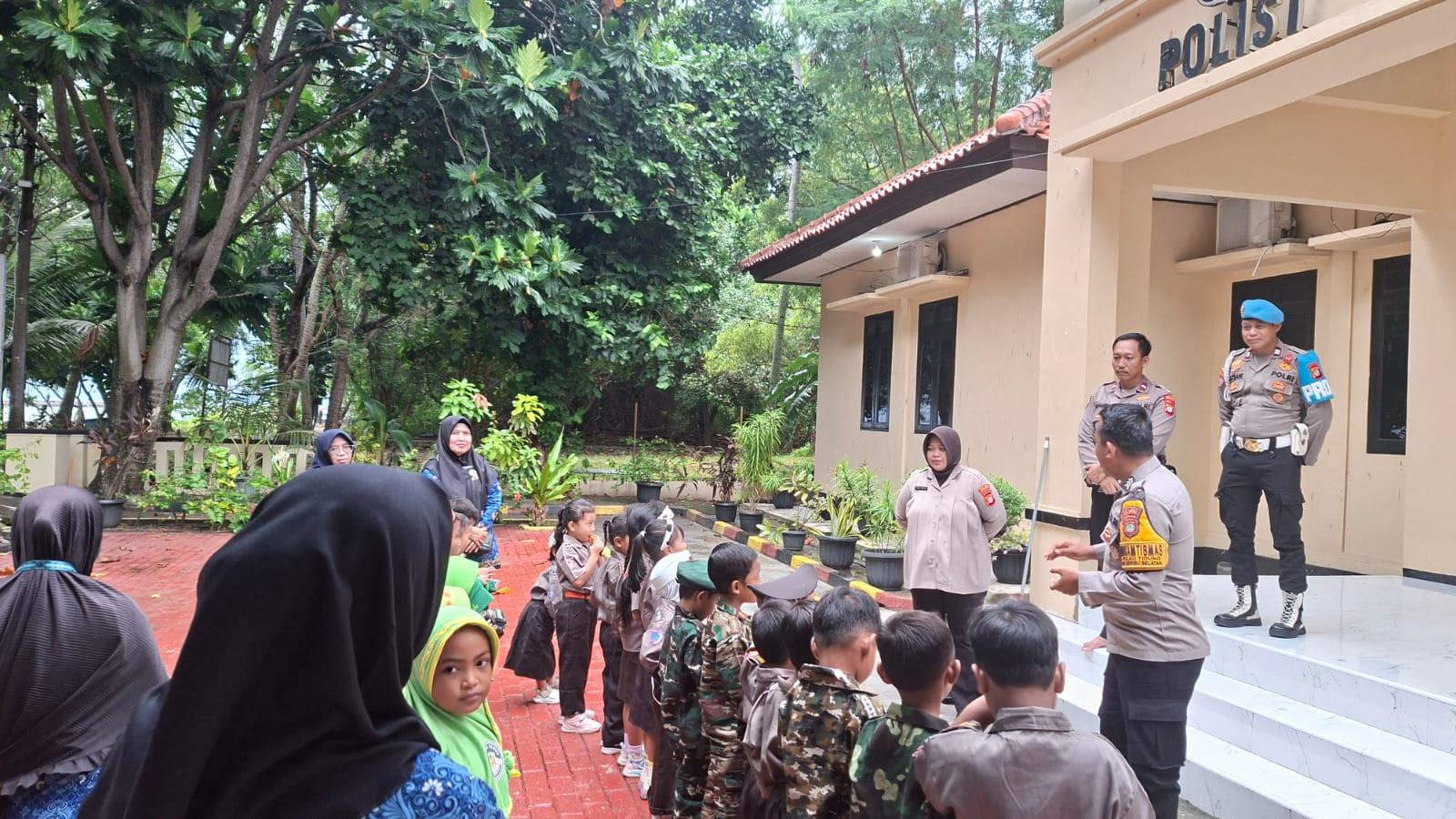 Polsek Kepulauan Seribu Selatan Kenalkan Profesi Polisi kepada Anak TK Ar-Rahman Pulau Tidung