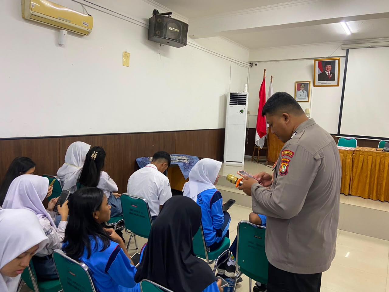 Polisi Bekali Pelajar SMAN 45 Jakarta dengan Literasi AI, Dorong Penggunaan Teknologi secara Bijak