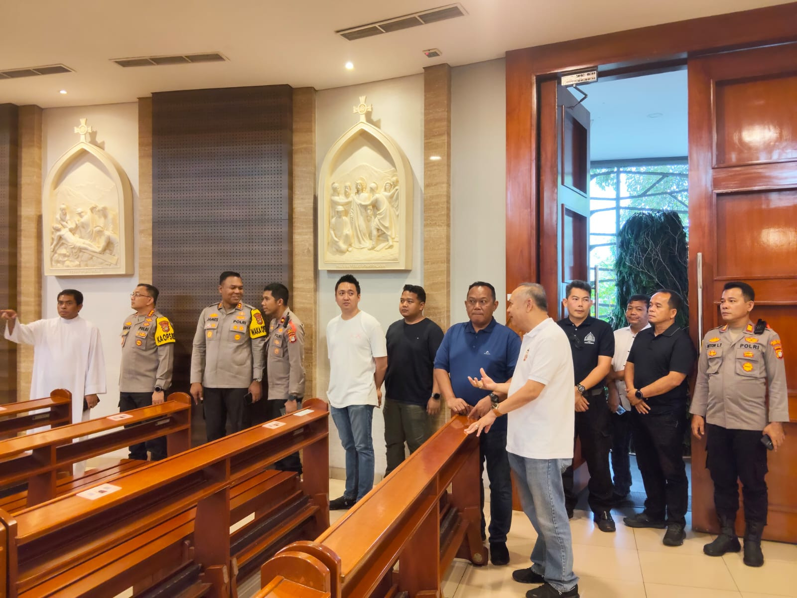 Kapolres Metro Jakarta Utara Cek Kesiapan Pengamanan Gereja di Kelapa Gading Jelang Natal 2025 dan Tahun Baru 2026