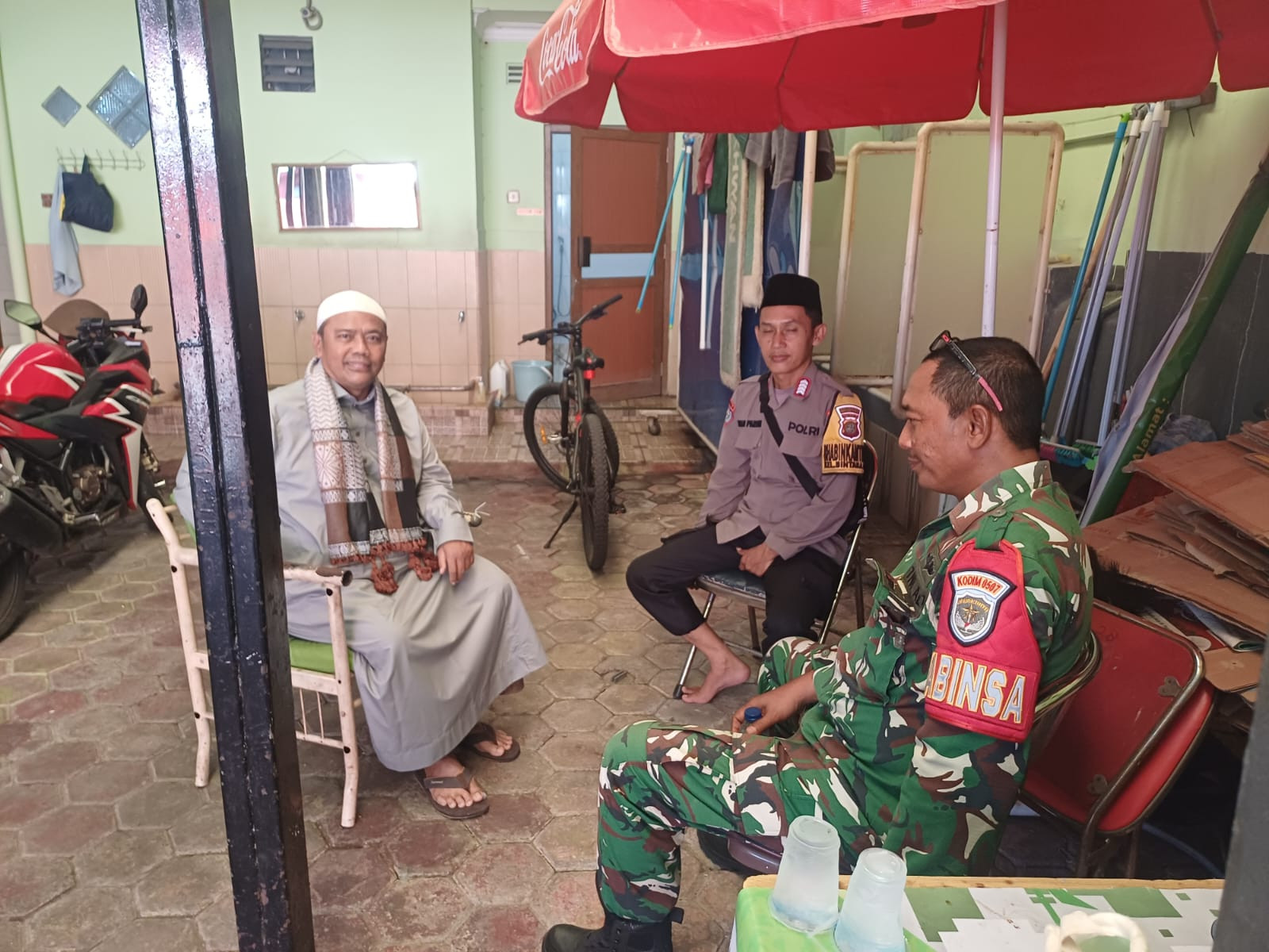 Sinergitas TNI-Polri Perkuat Kamtibmas, Bhabinkamtibmas dan Babinsa Sambangi Tokoh Agama di Bintarajaya
