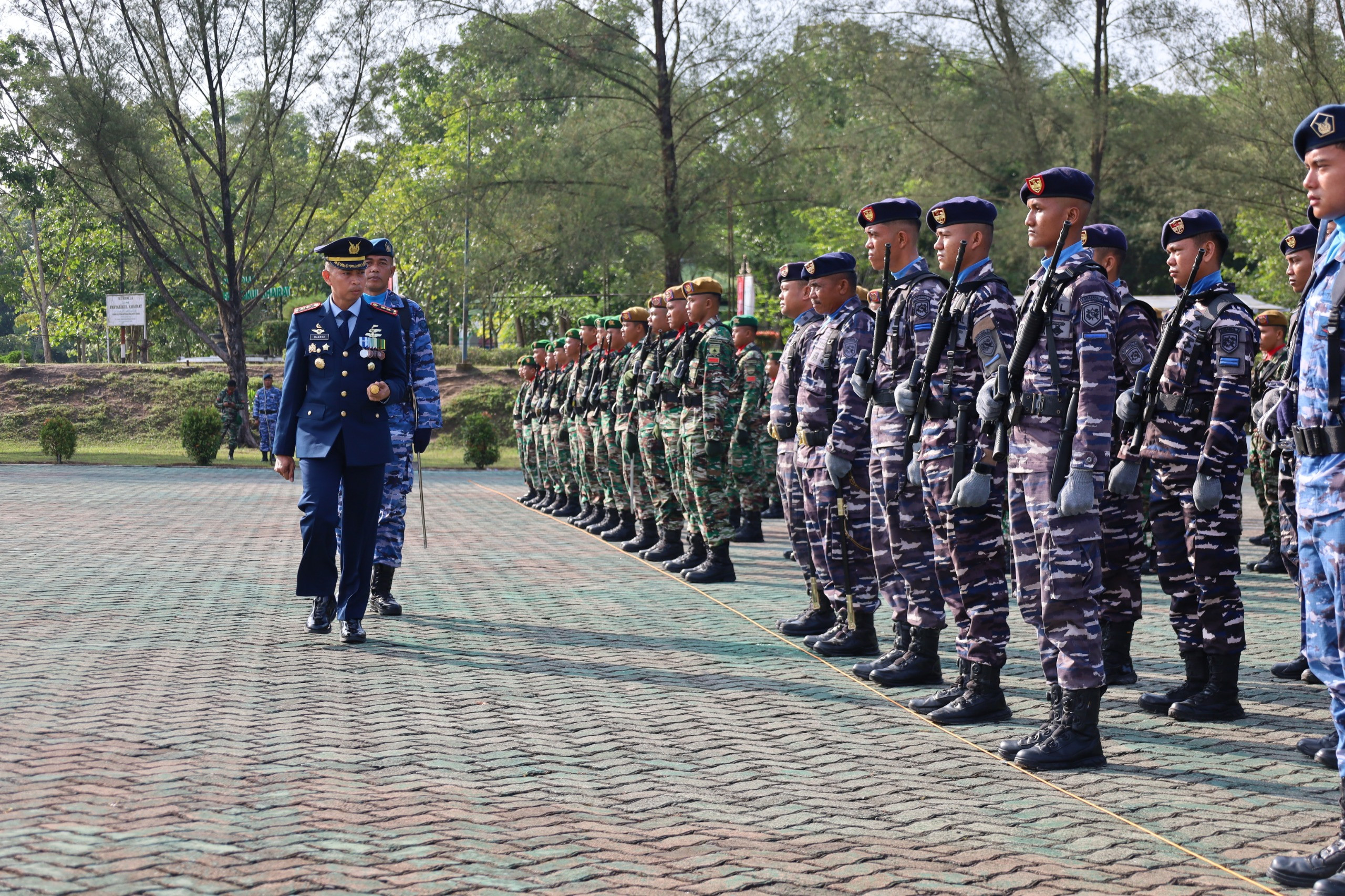 Refleksi Delapan Dekade Pengabdian, Danlanal Dumai Hadiri Upacara Peringatan HUT Ke-80 TNI di Pekanbaru
