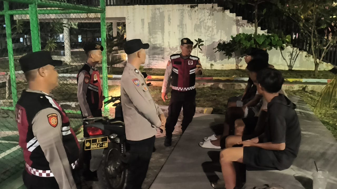 Patroli Malam Gabungan, Polsek Kepulauan Seribu Utara Perkuat Siskamling dan Sosialisasikan Layanan 110