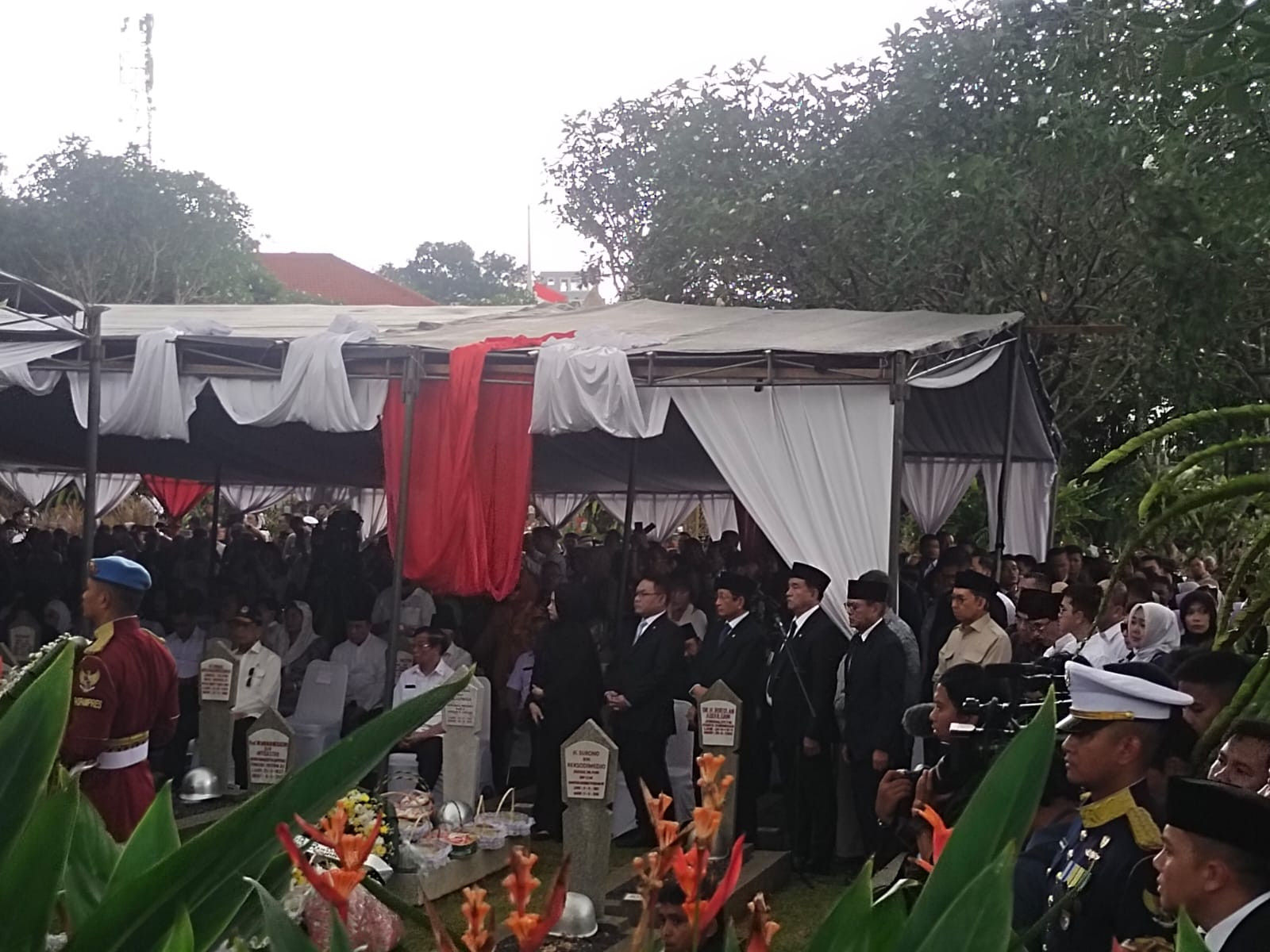 Try Sutrisno Dimakamkan Secara Militer, Negara Kenang Jasa Wakil Presiden ke-6 RI