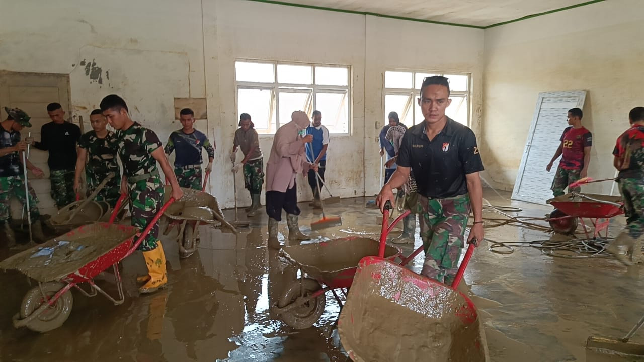 Prajurit TNI, Guru, dan Siswa Gotong Royong Bersihkan SMKN 1 Kuala Simpang