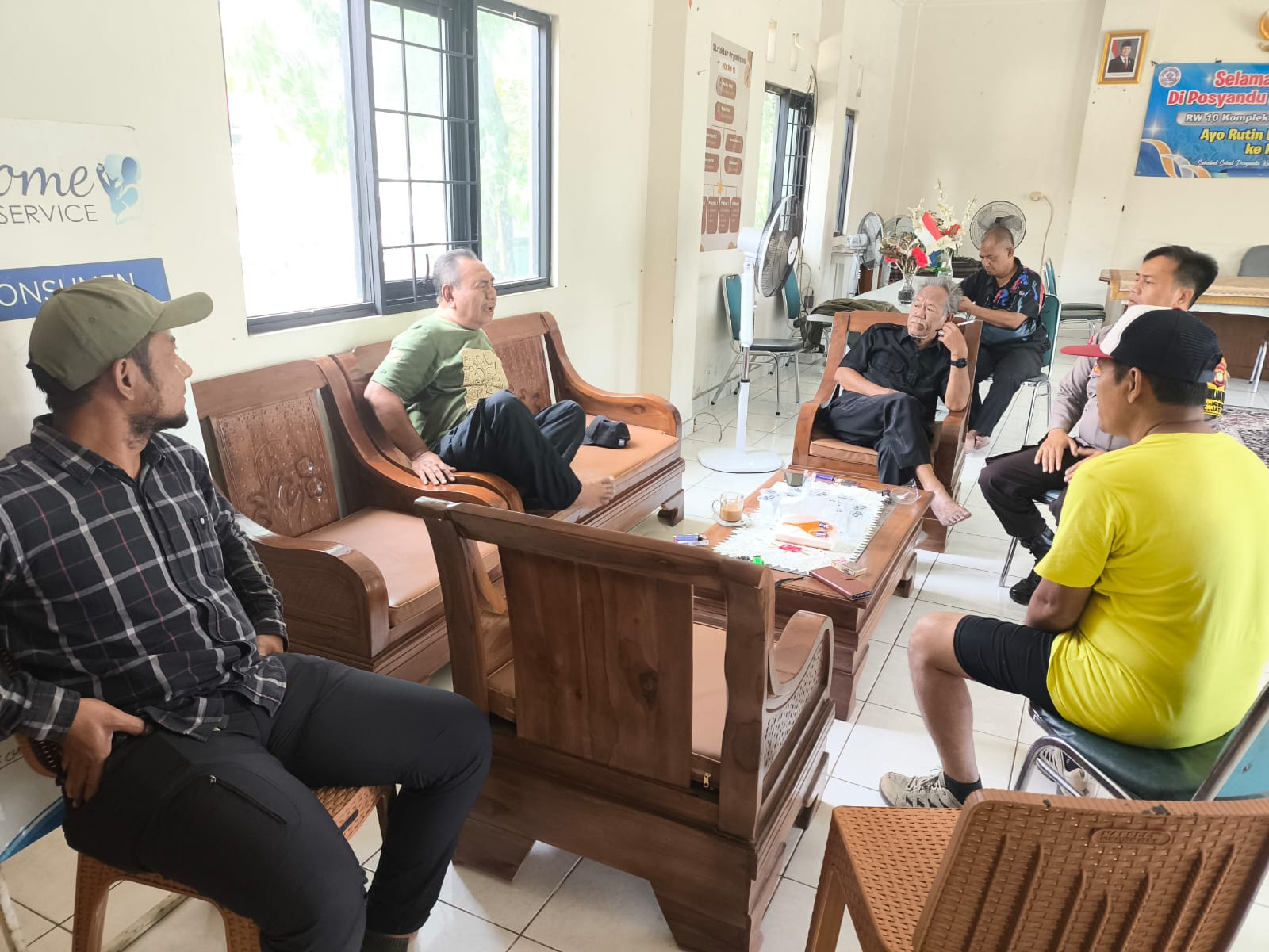 Cegah Berita Hoaks, Bhabinkamtibmas Jatiasih Ajak Warga Jaga Keamanan Lingkungan