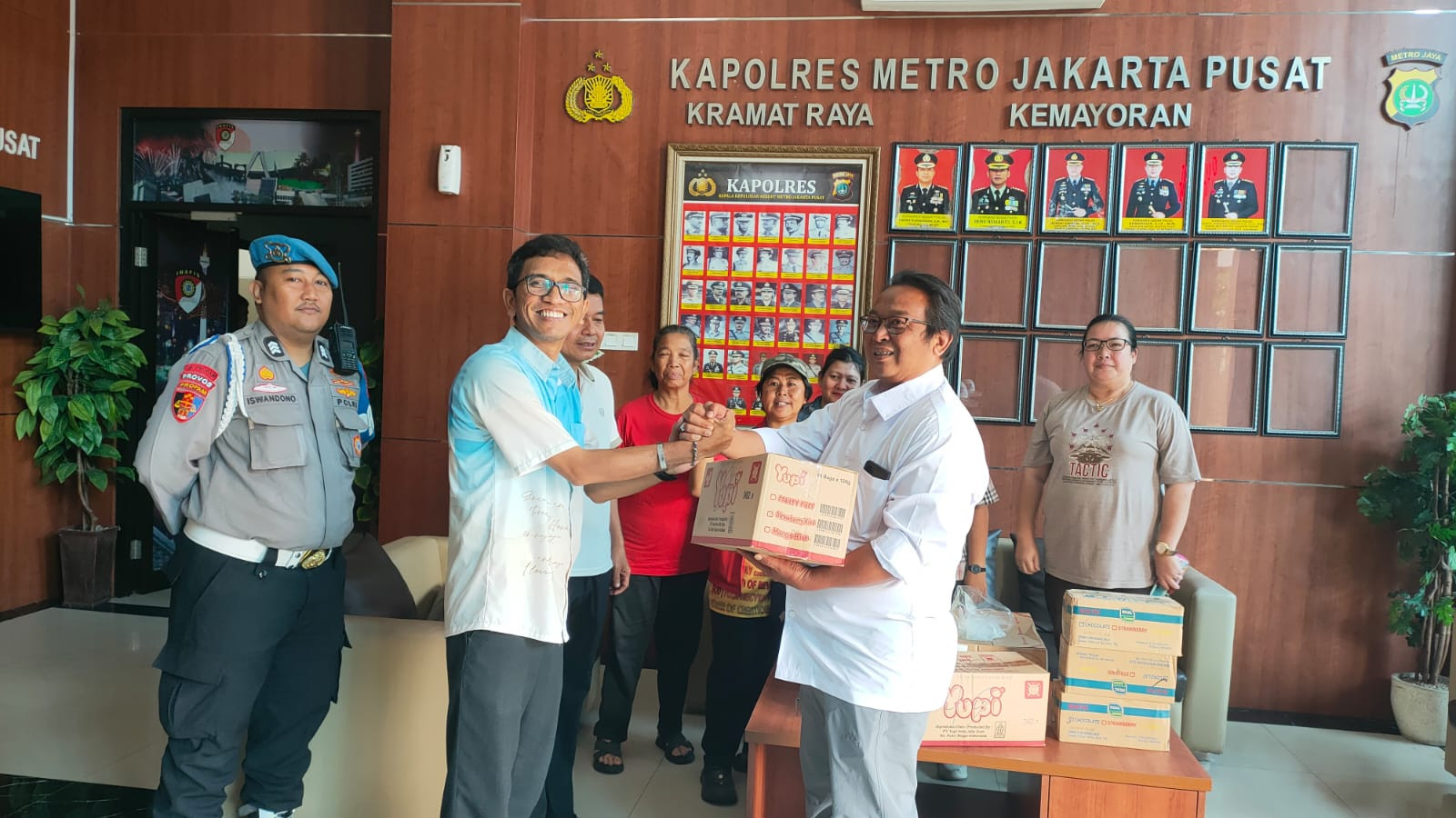 Polres Metro Jakarta Pusat Terima Bantuan dari Warga, Simbol Eratnya Hubungan Polisi dan Masyarakat
