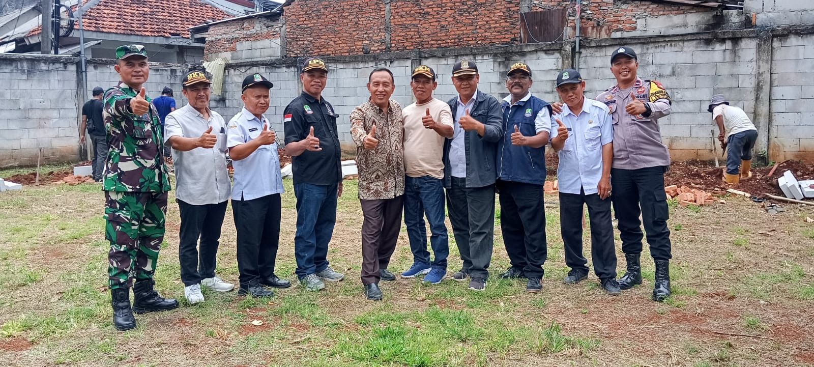 Pastikan Pembangunan Tepat Sasaran, Bhabinkamtibmas dan Babinsa Pantau Proyek Taman Warga
