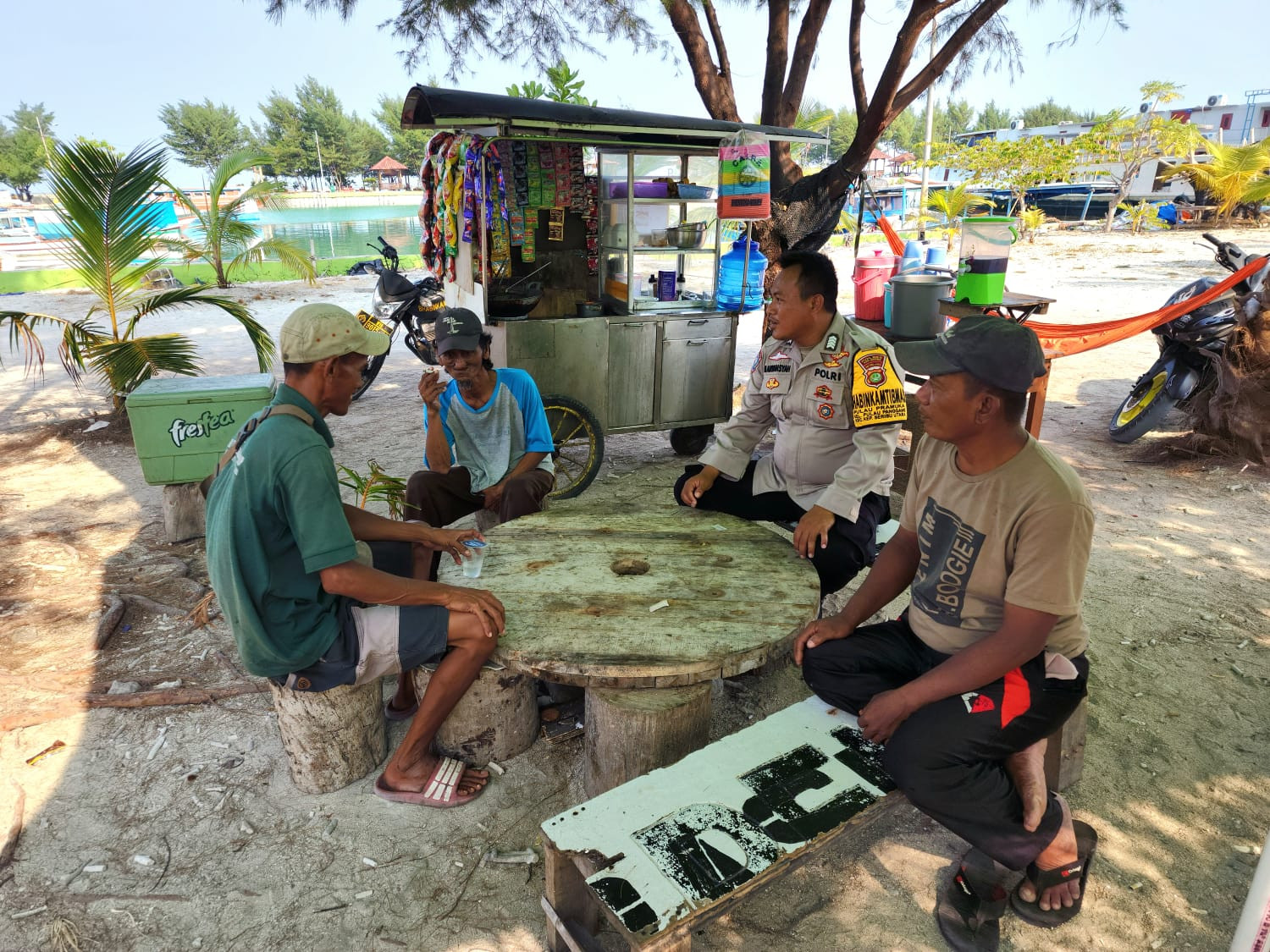 Jaga Jakarta di Pulau Pramuka, Bhabinkamtibmas Sosialisasikan Layanan Polisi 110 dan Imbau Warga Cegah Kebakaran