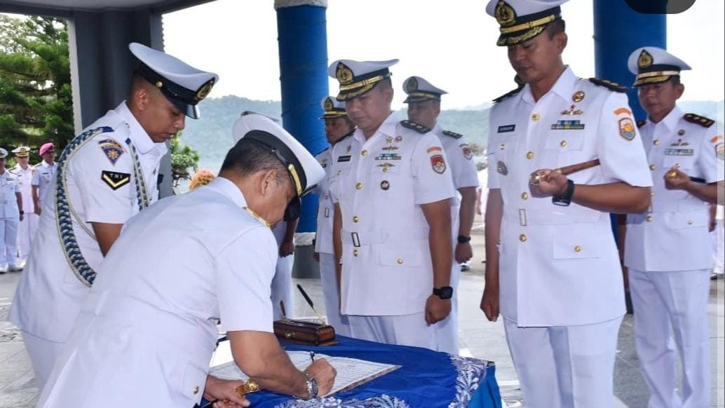Dankodaeral II Padang Pimpin Serah Terima Jabatan Danlanal Bengkulu