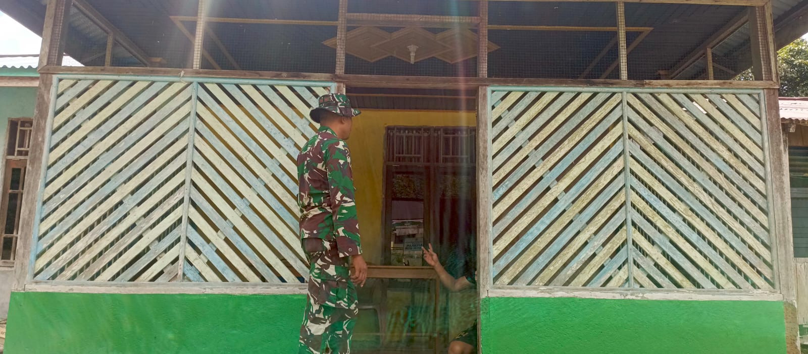 Satgas TMMD Ke-129 Kodim 1807/Sorong Selatan Percepat Rehab RTLH Milik Pak Herman, Wujud Nyata Kepedulian TNI untuk Kesejahteraan Rakyat