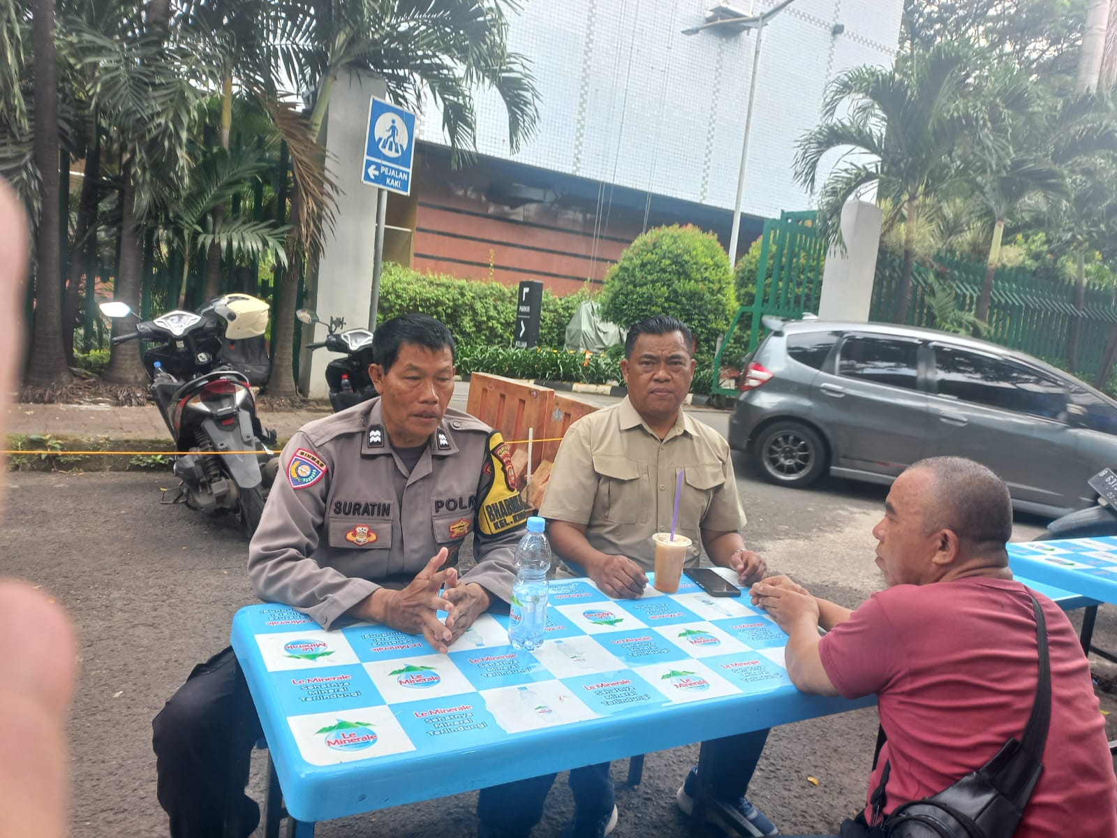 Bhabinkamtibmas Kelurahan Kramat Pela Sambangi Warga, Sampaikan Himbauan Kamtibmas