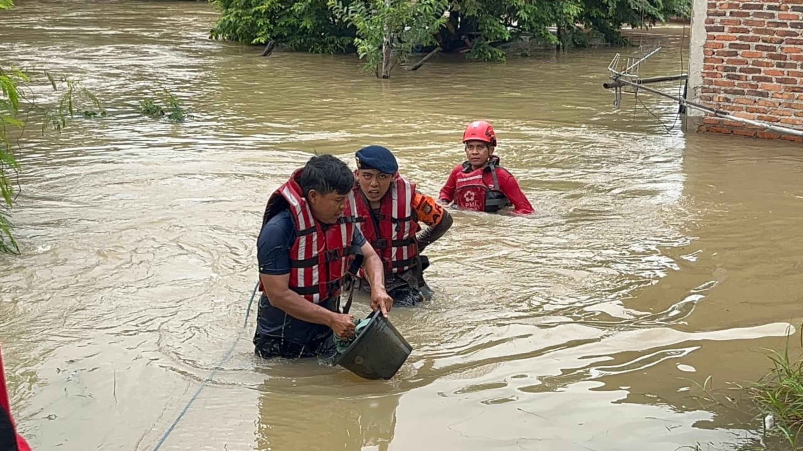 Brimob Polda Metro Jaya Sigap Evakuasi Warga Terdampak Banjir Kali Ulu Cikarang
