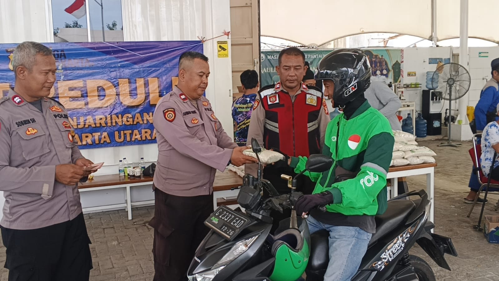Pengurus Masjid Al-Qohhar Salurkan 500 Paket Sembako untuk Pengemudi Ojek Online di Penjaringan