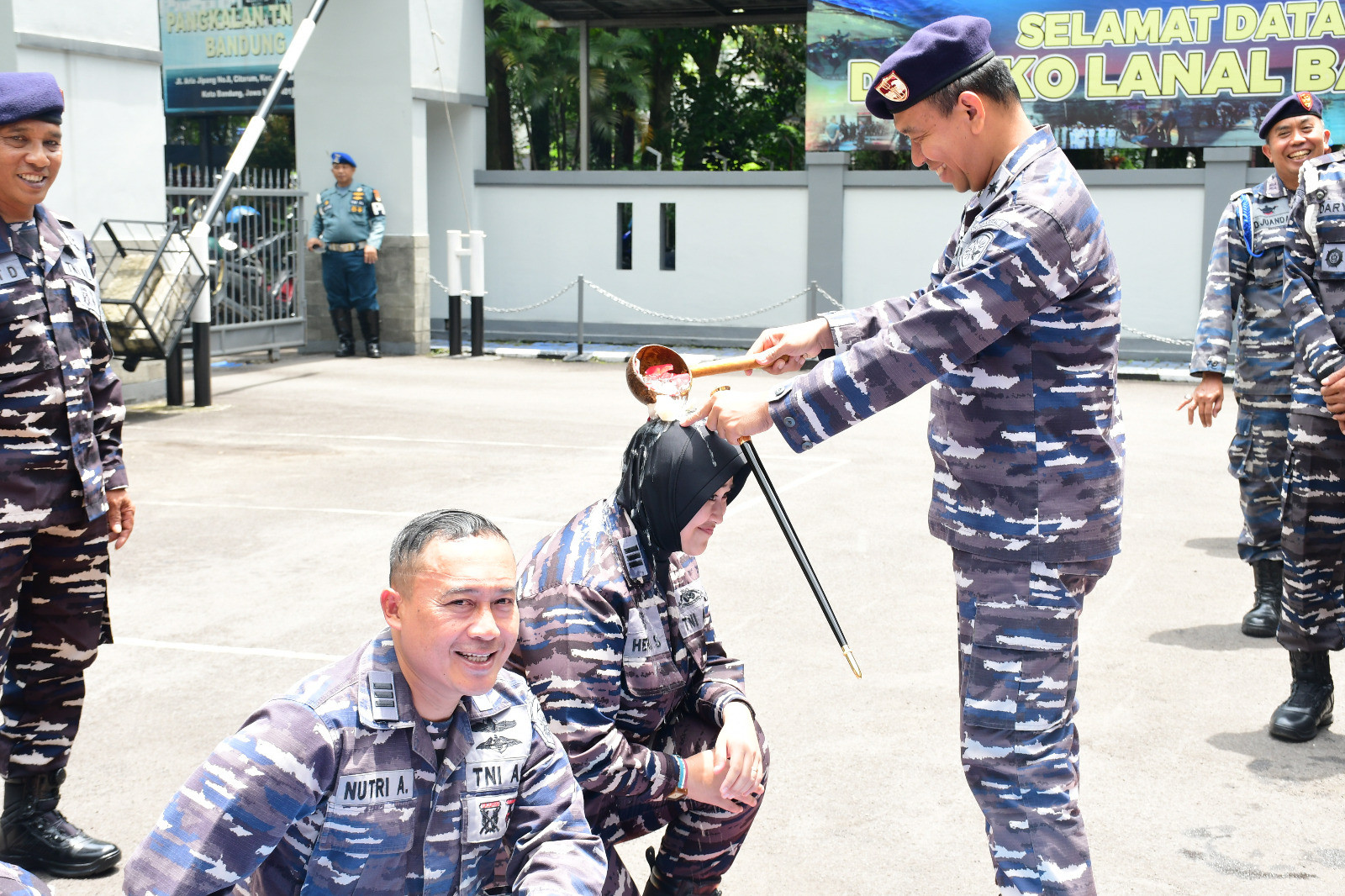 Komandan Lanal Bandung Pimpin Upacara Kenaikan Pangkat Perwira, Bintara, dan Tamtama Lanal Bandung