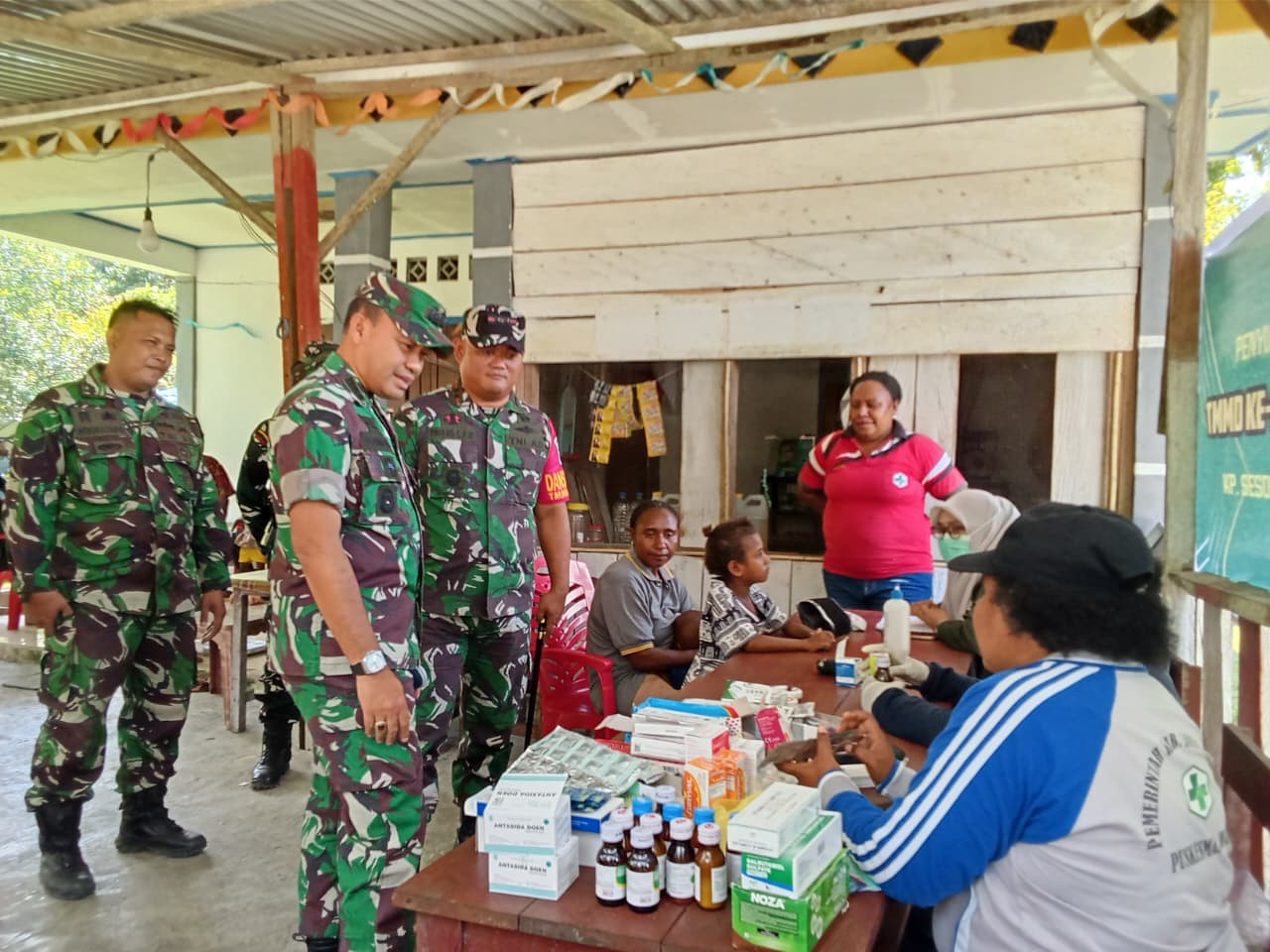 Sentuhan Kemanusiaan TMMD Ke-129, Satgas Kodim 1807/Sorong Selatan Gelar Pengobatan Gratis untuk Warga Kampung Sesor