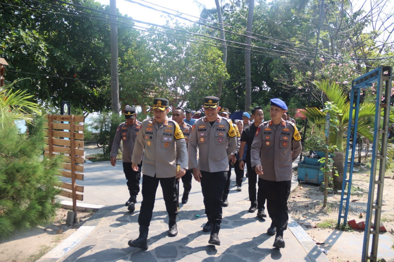 Kapolres Kepulauan Seribu Sapa Wisatawan di Pulau Tidung, Ingatkan Keselamatan Laut dan Sosialisasi Layanan 110