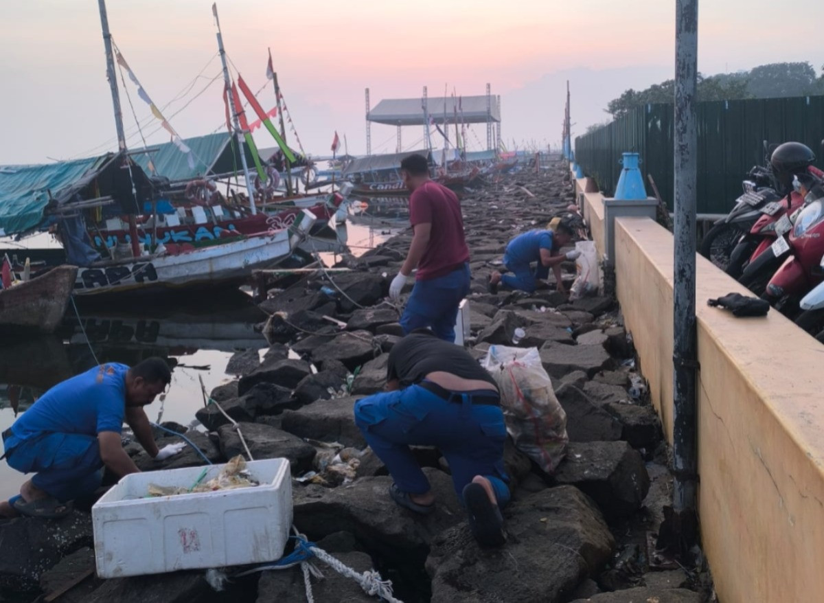 Satpolairud Polres Kepulauan Seribu Gelar Bersih Pantai di Marina Ancol, Wujud Kepedulian Lingkungan dan Laut