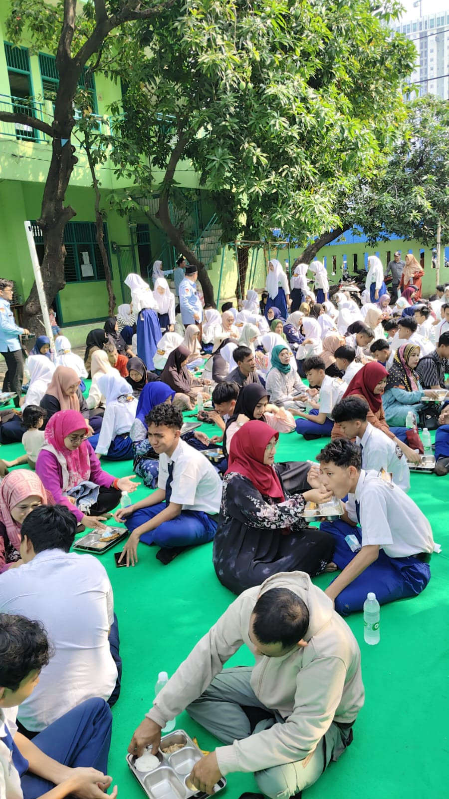 Bikin Haru! Orang Tua Suapi Anak dengan Menu Makan Bergizi Gratis pada Momen Kelulusan MTs Ataqwa Pegangsaan Dua