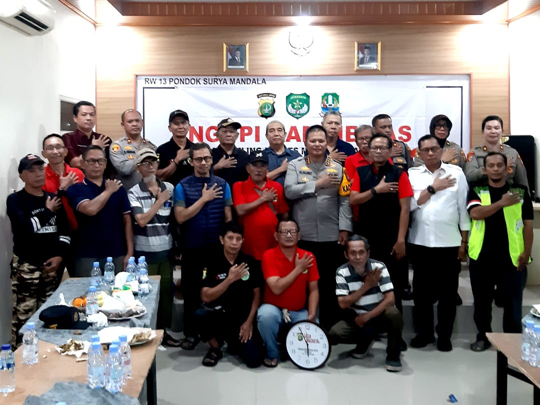 Ngopi Kamtibmas Satkamling Polres Metro Bekasi Kota: Kapolres Bekasi Kota Ajak Warga RW 013 Perkuat Satkamling dan Perangi Narkoba